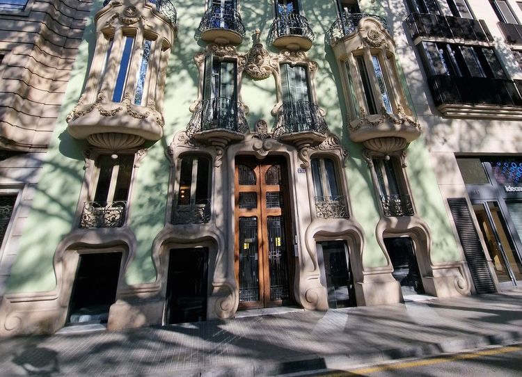 Isabel Priu Gestión de Patrimonios fachada edificio gotico